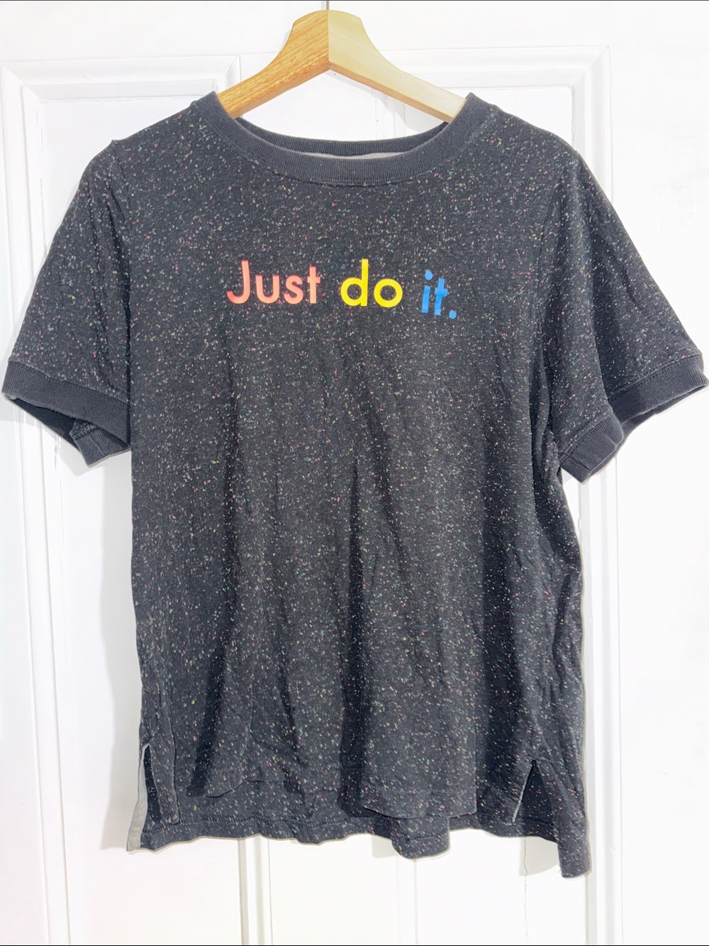 Nike Women's Size Medium Black Rainbow Speckle "Just Do It" Graphic - Picture 2 of 8